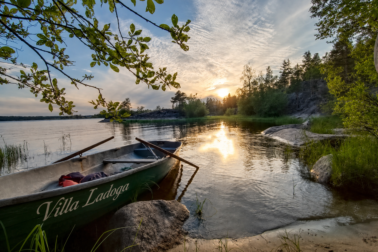 Лодка Villa Ladoga на берегу шхер
